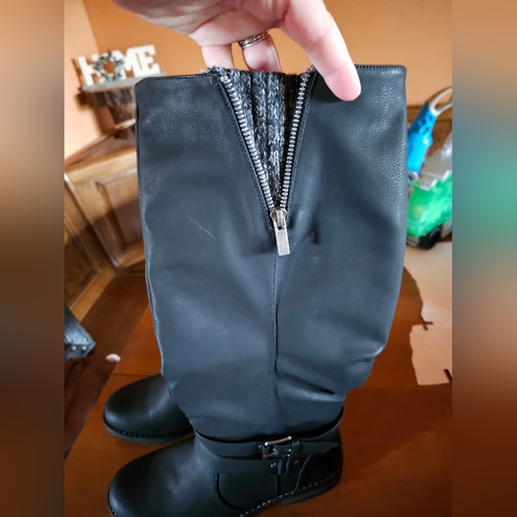 Boots - Picture 3 of 4